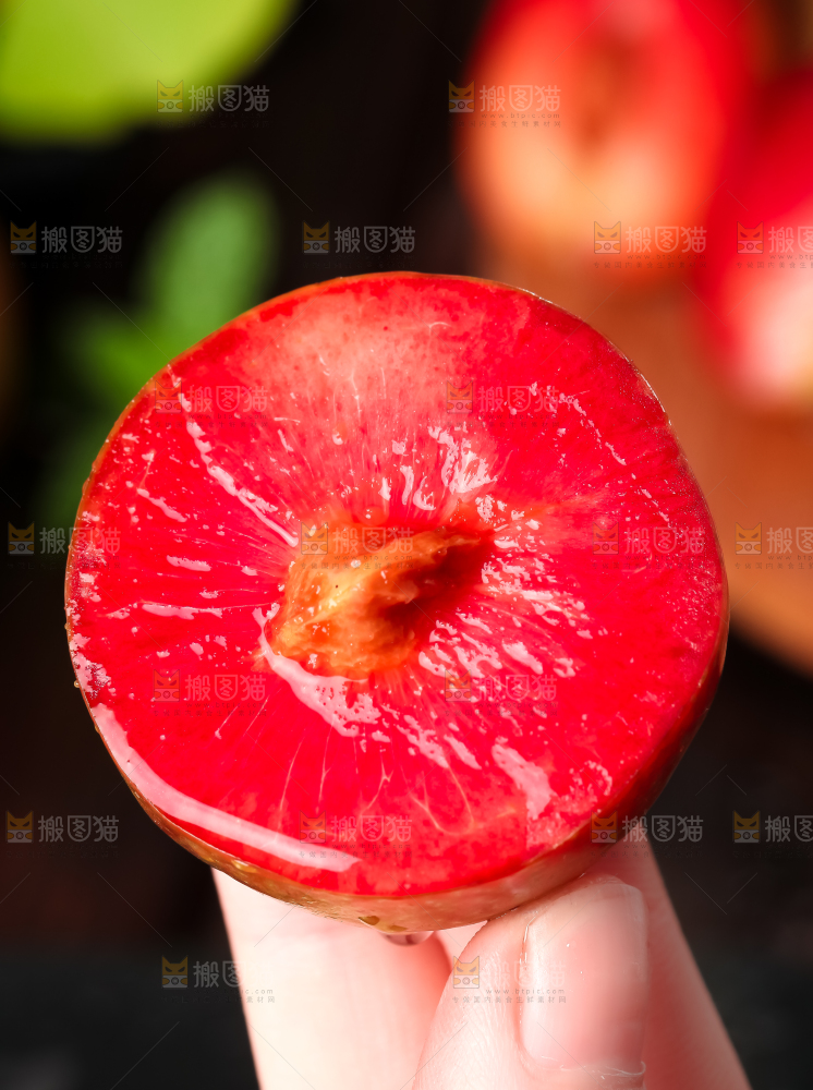 手里拿着广西红心李子