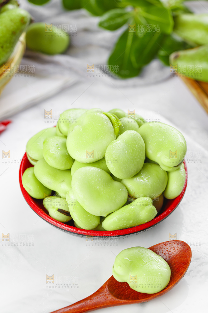 盘子里装着胡豆