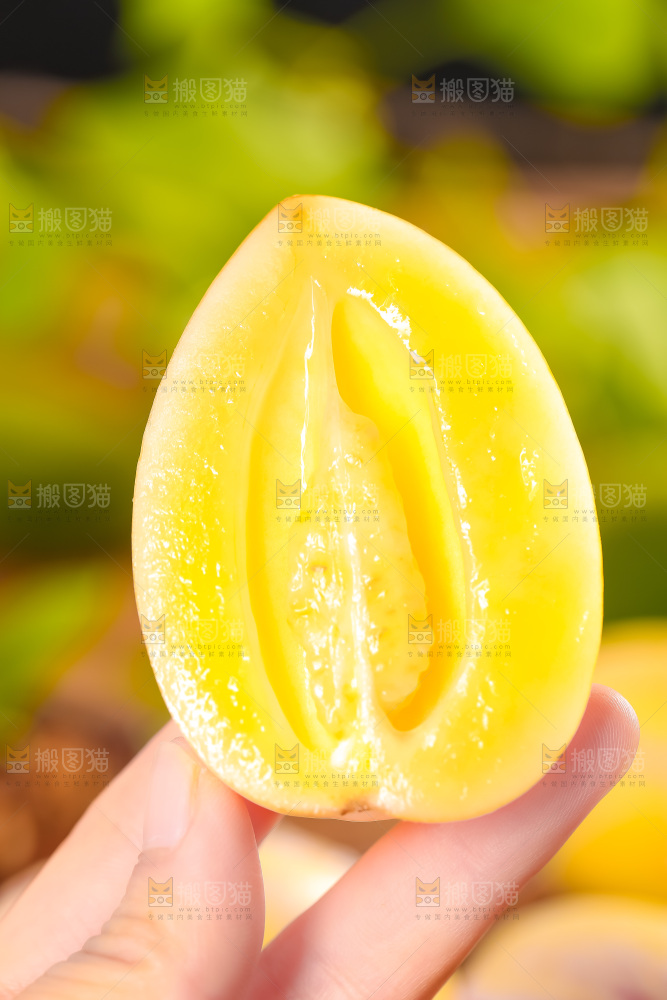手里拿着黄心人参果