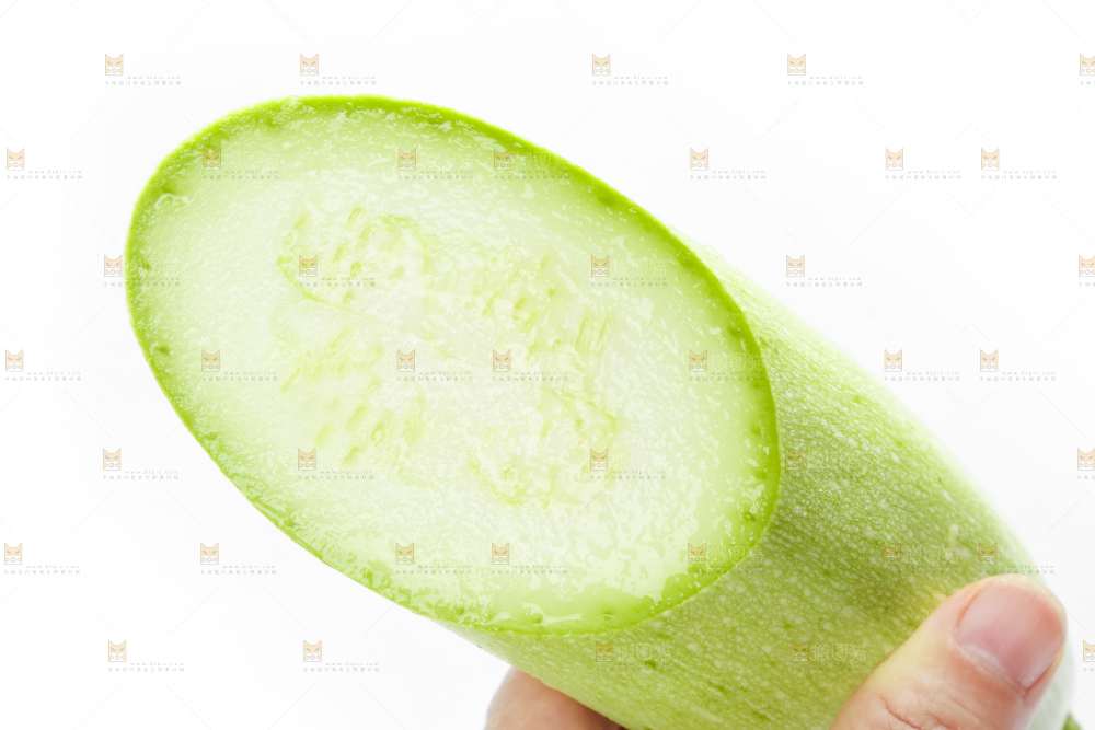 手里拿着西葫芦瓜