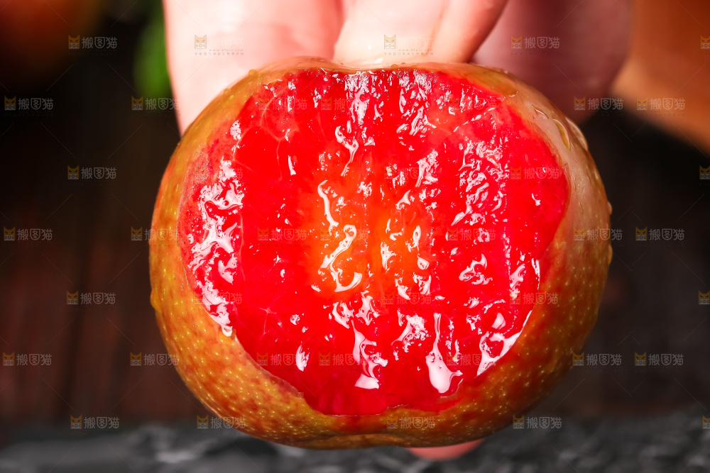 手里拿着广西红心李子