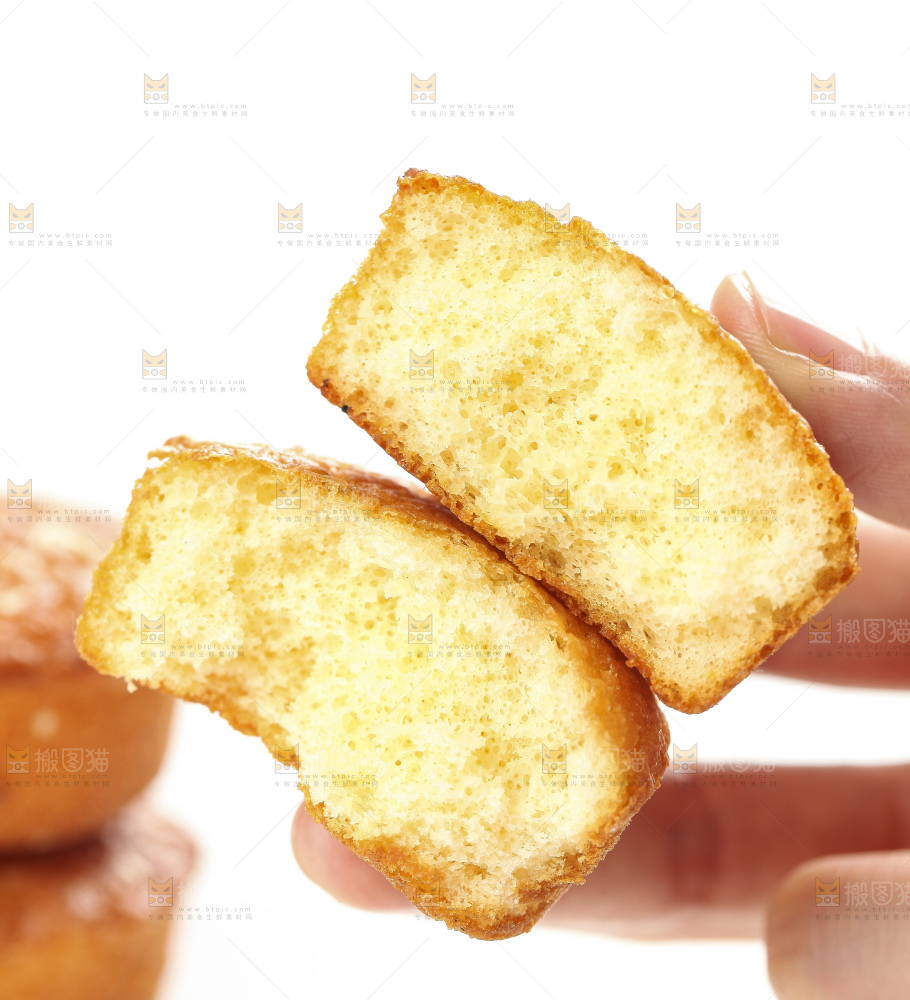 手里拿着鸡蛋糕