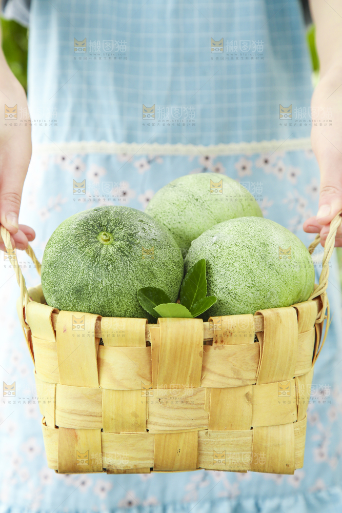 手里端着一篮香瓜