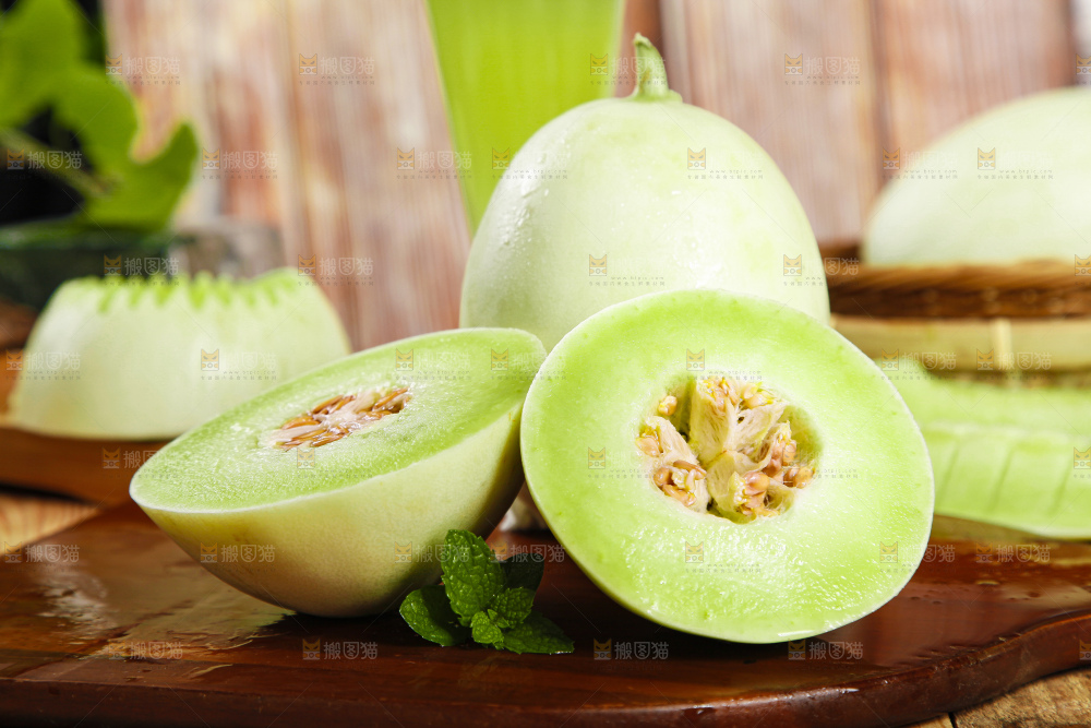 木板上放着南汇玉菇甜瓜