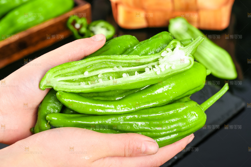 手里拿着青椒