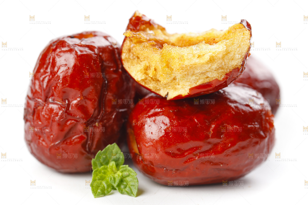 白底上摆放着香酥脆枣