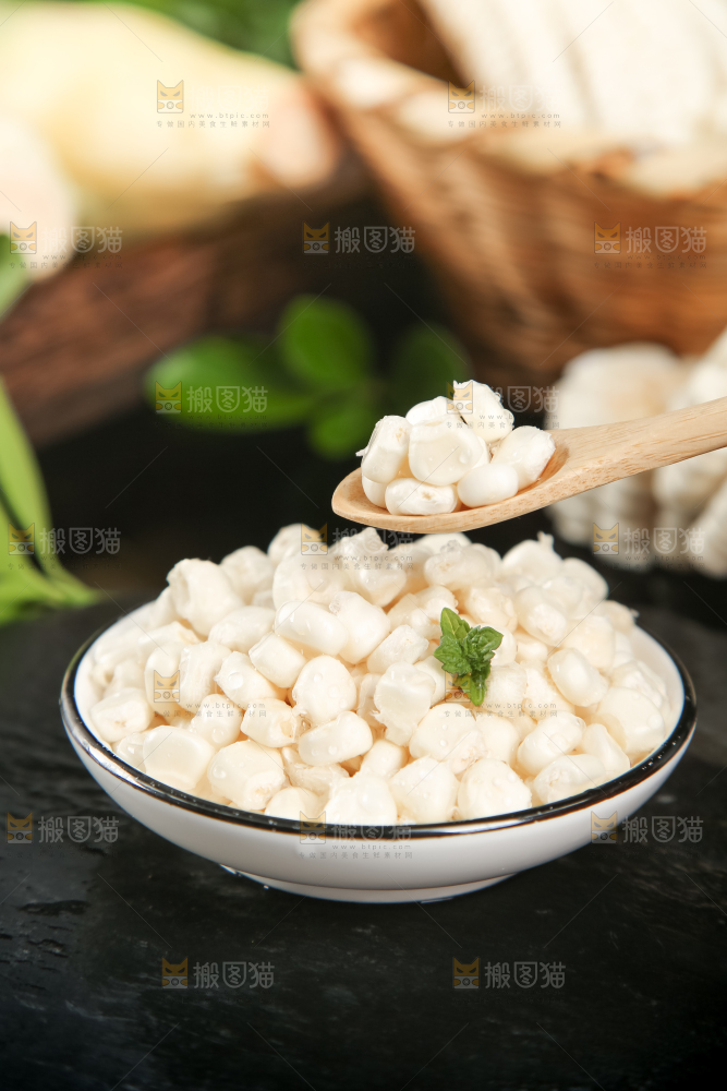 盘子里装着牛奶玉米