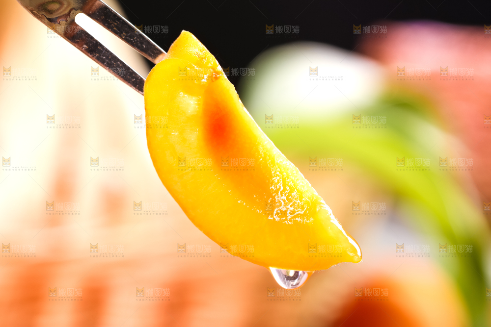 叉子叉着切块的杏子