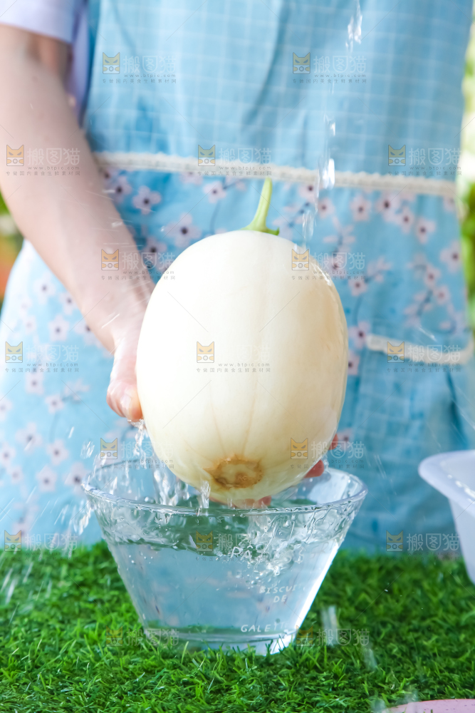 草地上放着蜜瓜