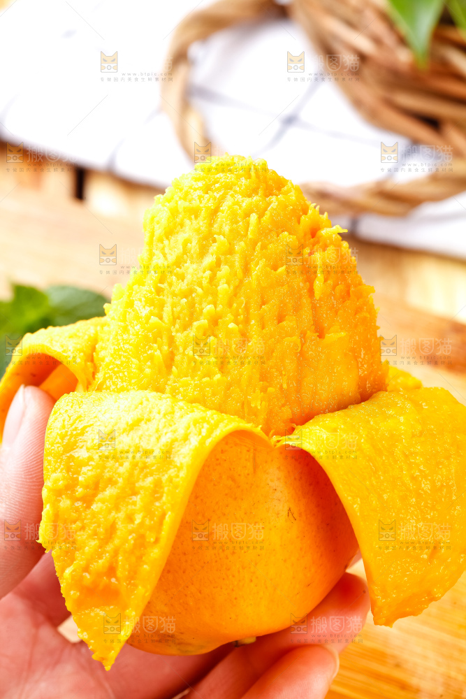 手里拿着小台芒