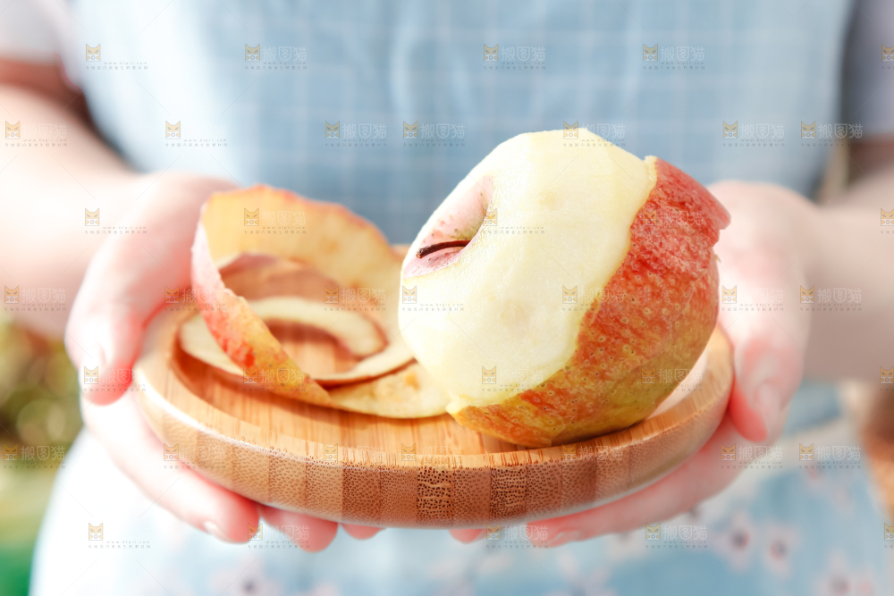 手里拿着苹果