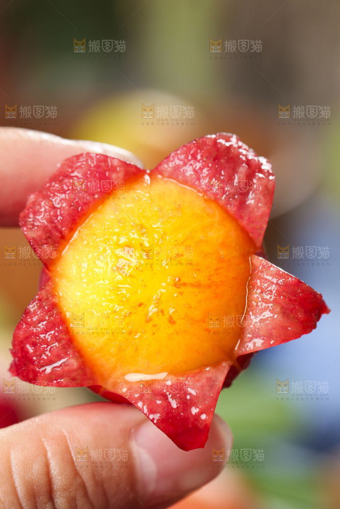 手里拿着红李子