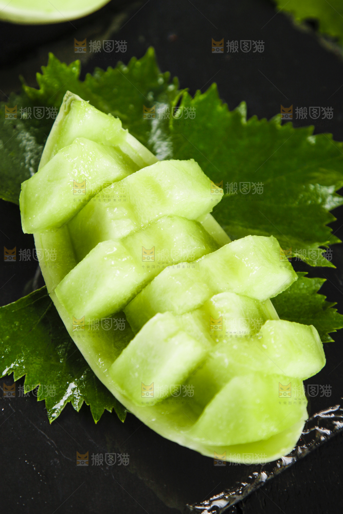 黑底上摆放着山东玉菇甜瓜