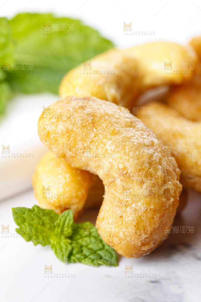 白底上摆放着盐焗腰果