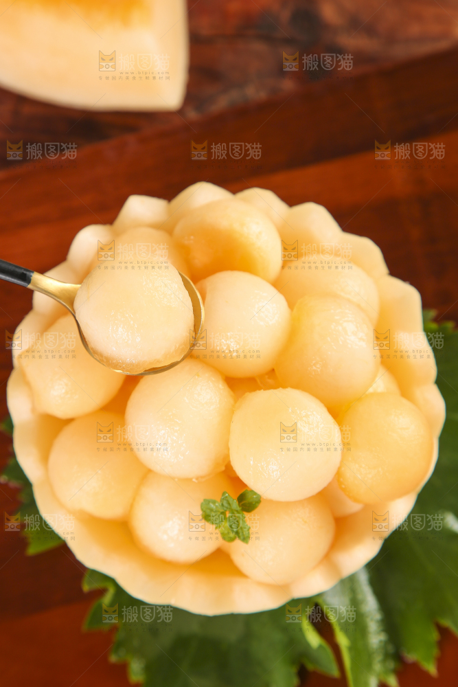 绿叶上摆放着蜜甜瓜