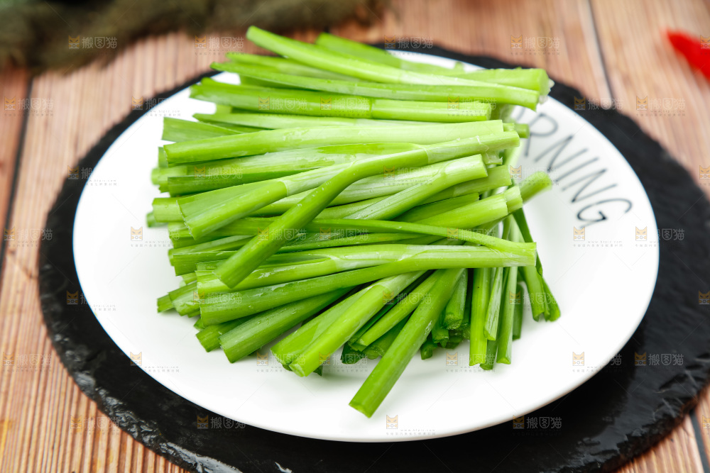 盘子里装着嫩韭菜