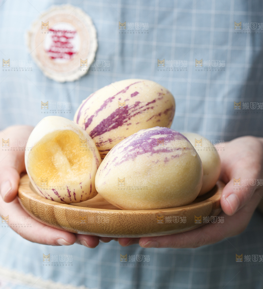 手里拿着一盘人参果