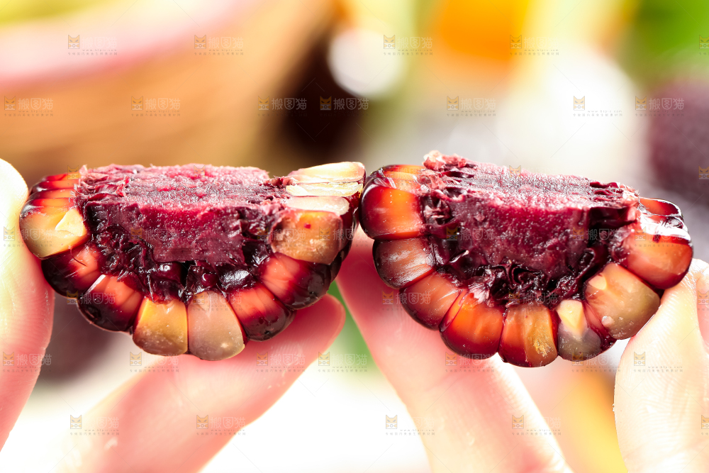 手里拿着紫玉米