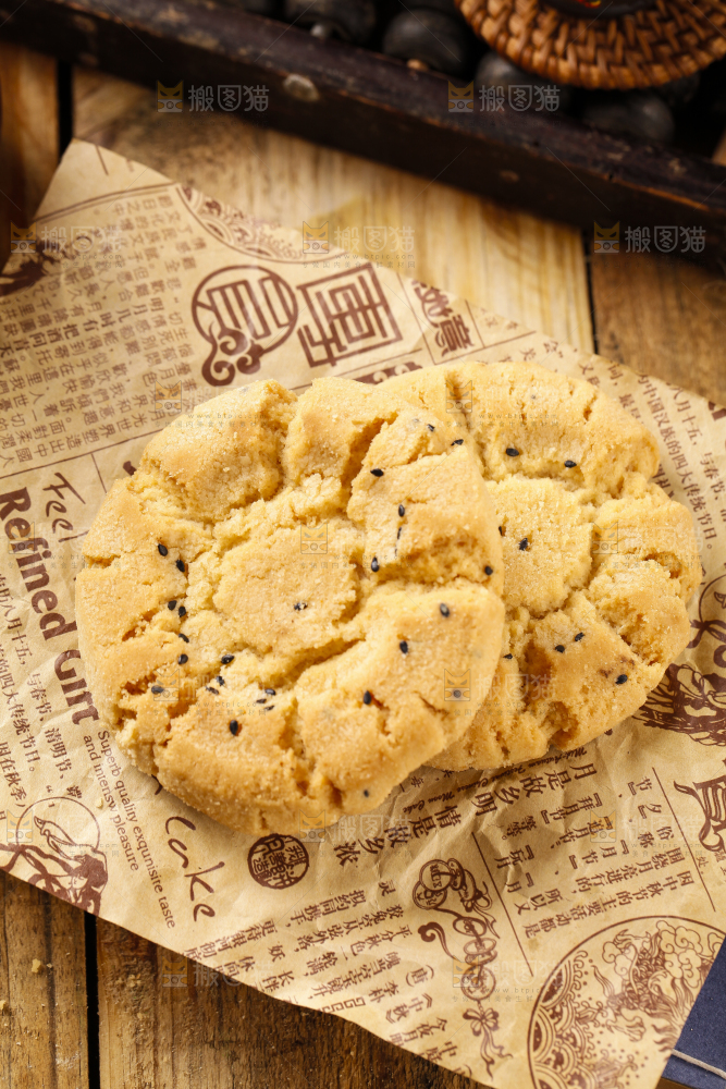 浅底上摆放着无糖桃酥饼干