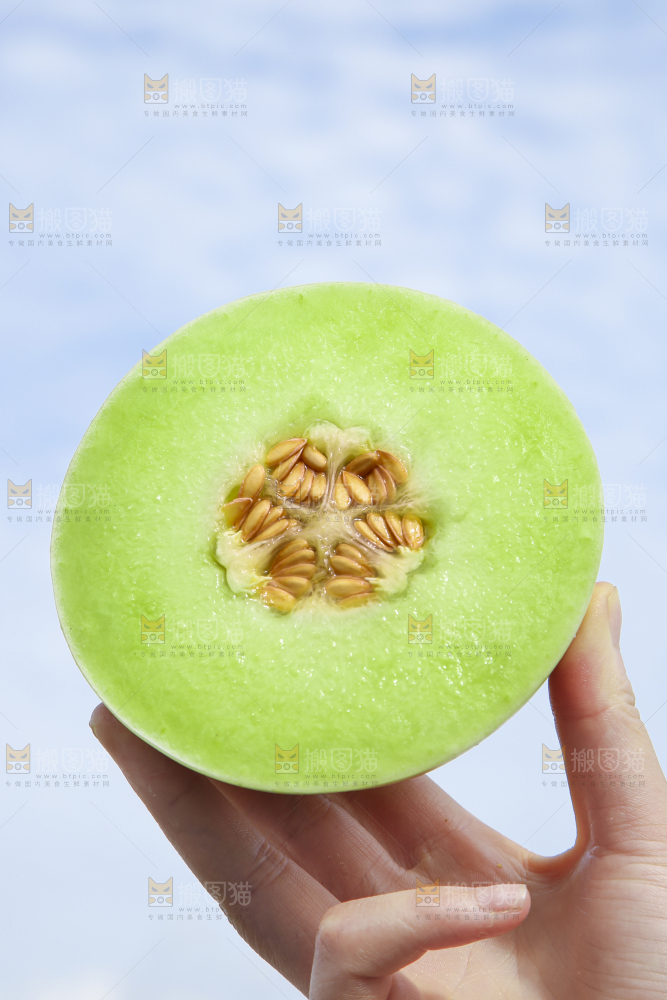 手里拿着新鲜玉菇蜜瓜