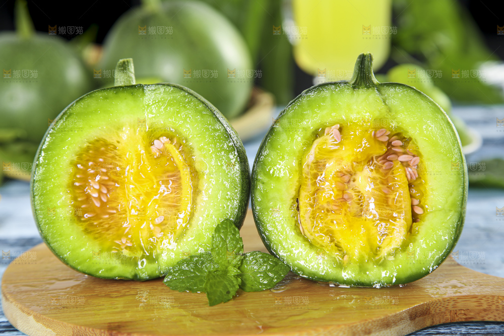 木底上放着绿宝香瓜