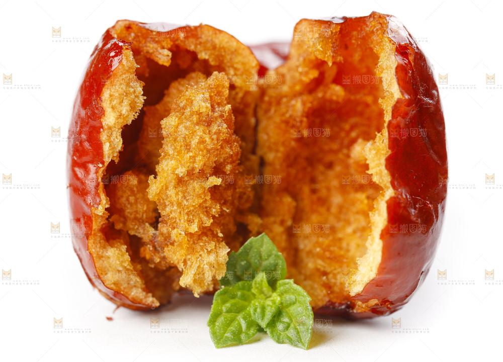 白底上摆放着香酥脆枣