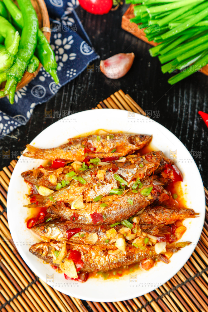 盘子里装着香煎小刁鱼