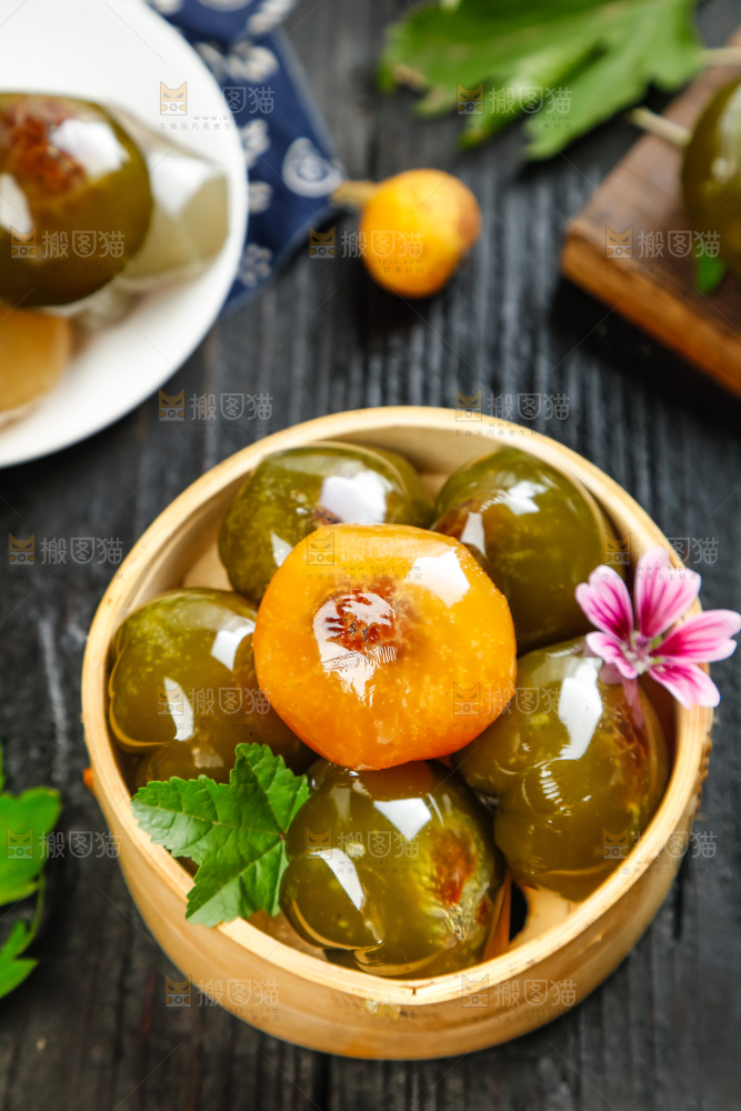 蒸笼里装着艾草青团