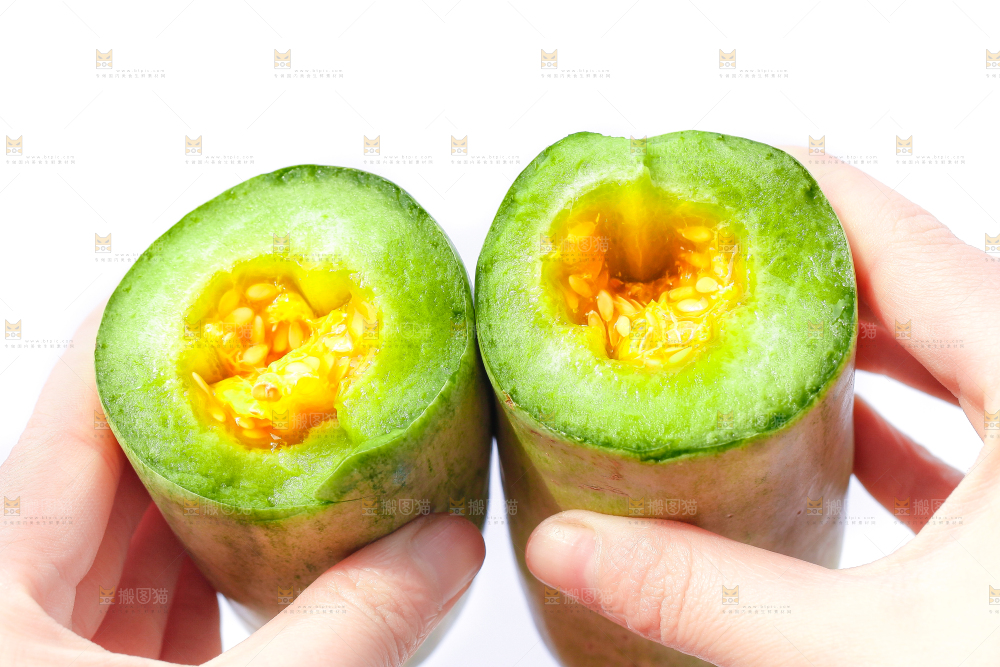 手里拿着羊角蜜甜瓜