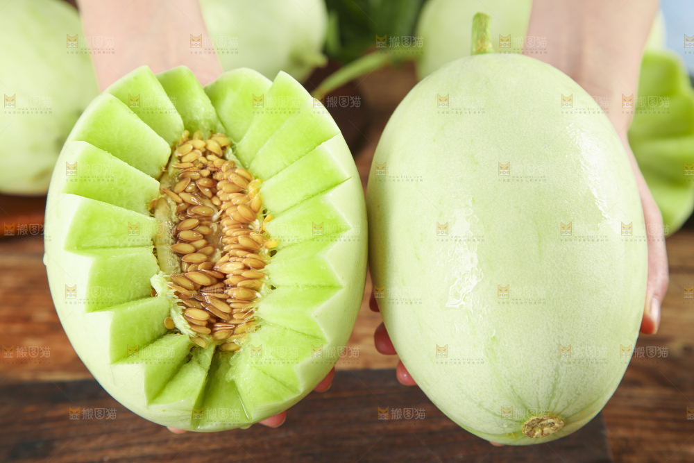 手里拿着新鲜玉菇蜜瓜