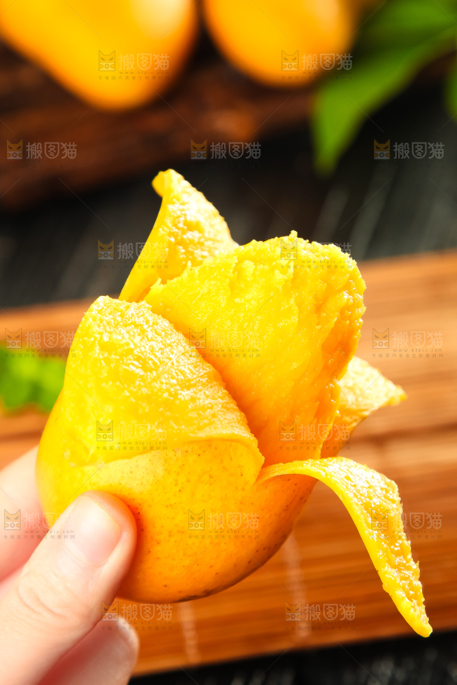 手里拿着小台芒
