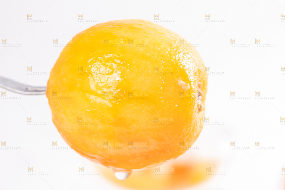 叉子叉着枇杷果