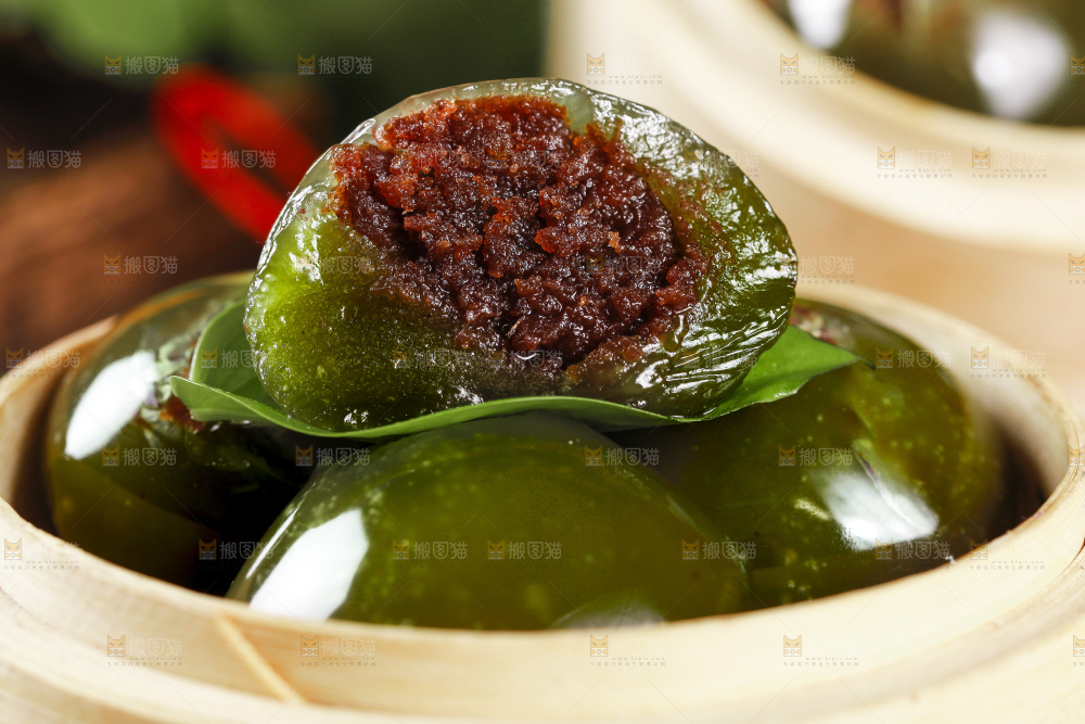 蒸笼里放着艾草青团