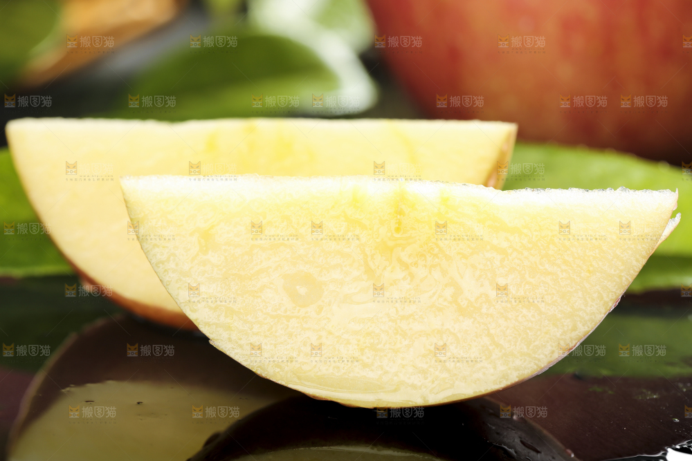深底上放着苹果