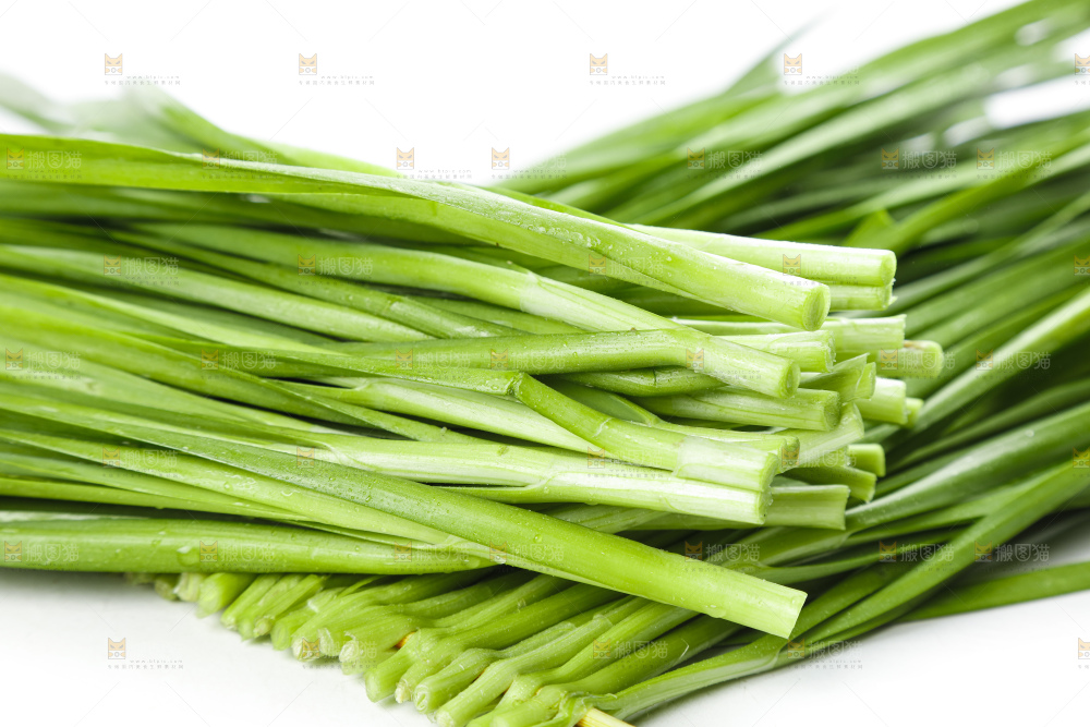 竹签上串着新鲜韭菜