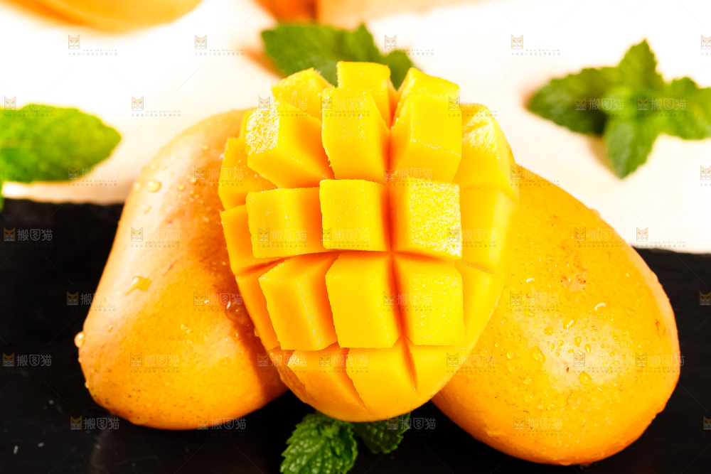 黑底上摆放着小台农芒果