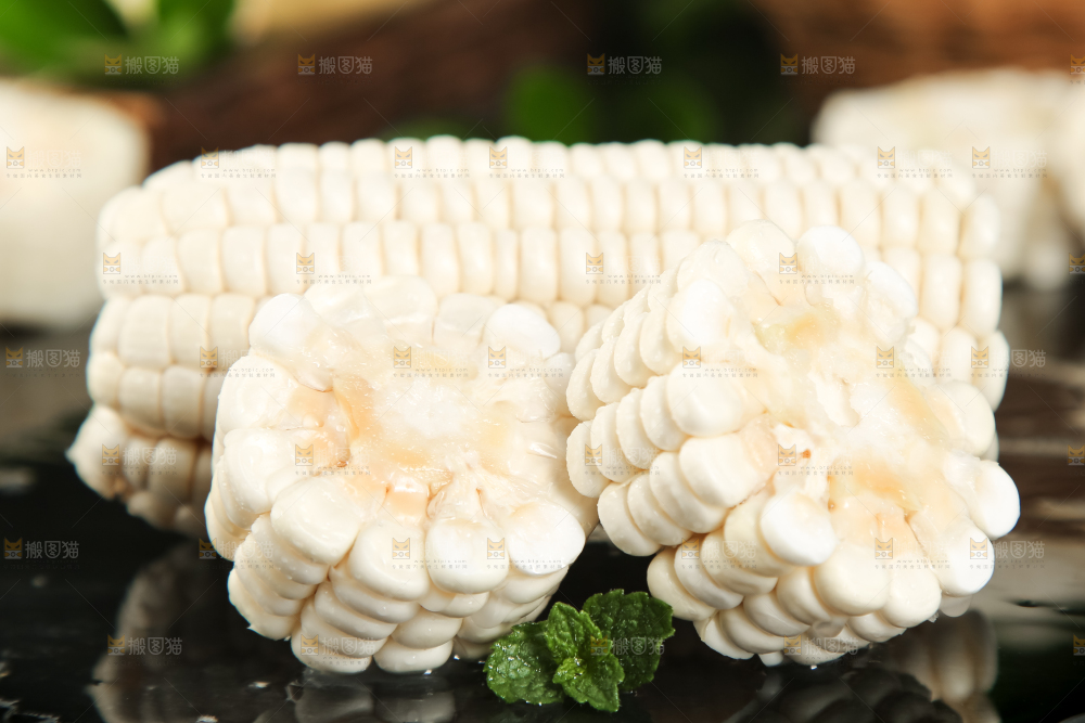 黑底上放着新鲜玉米