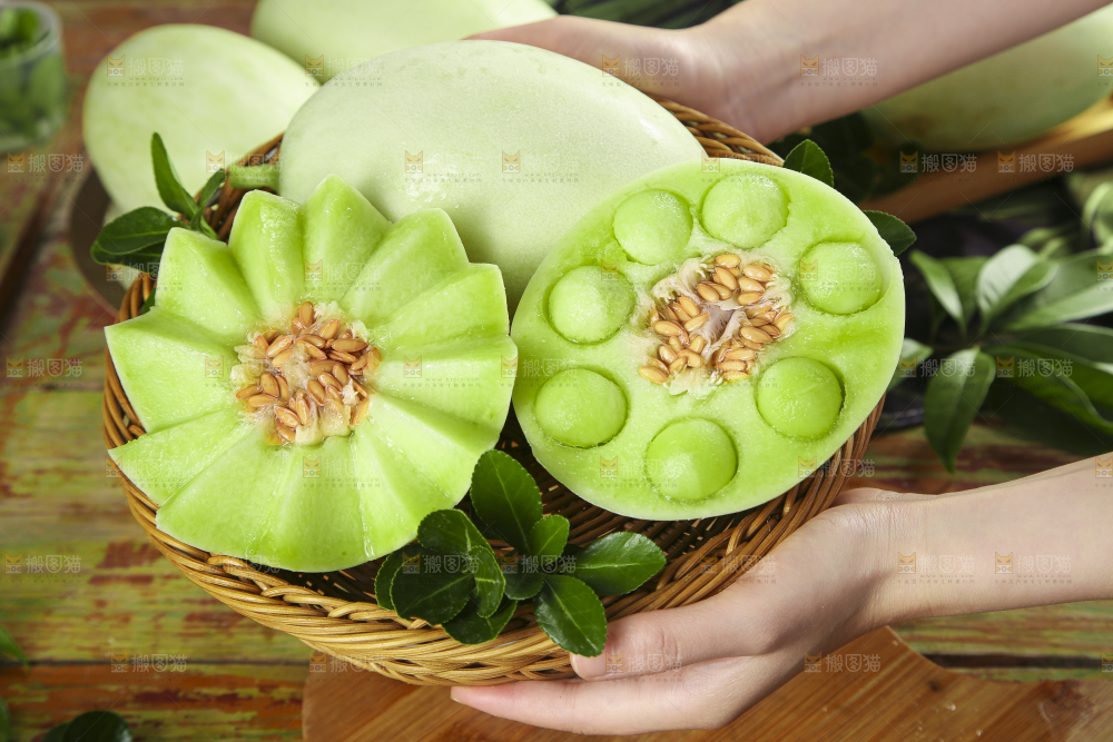 手里拿着一篮玉菇香瓜
