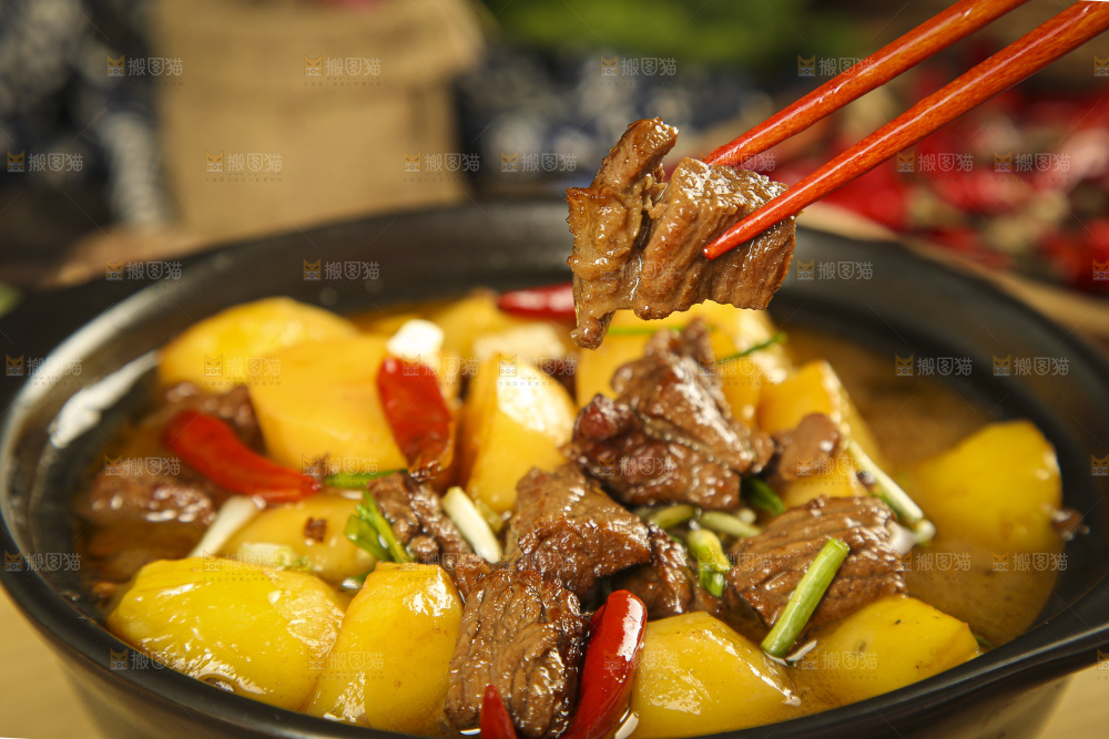 砂锅里装着土豆烧肉