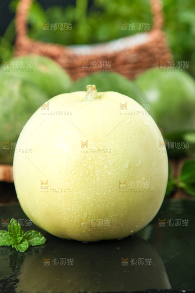黑底上摆放着香瓜
