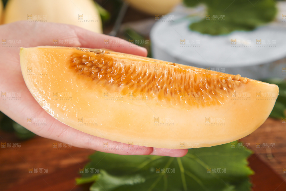 手里拿着东方蜜瓜