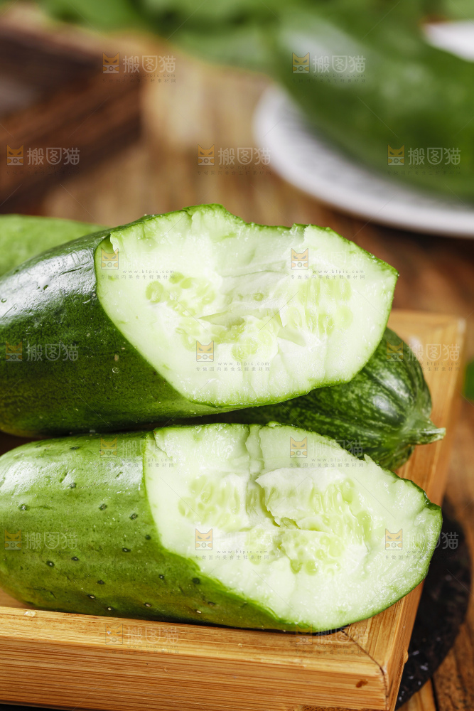 木盒里放着青黄瓜