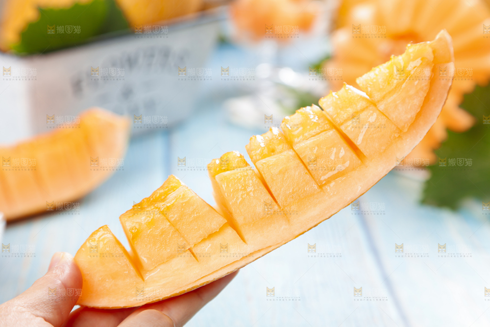 手里拿着冰火蜜瓜