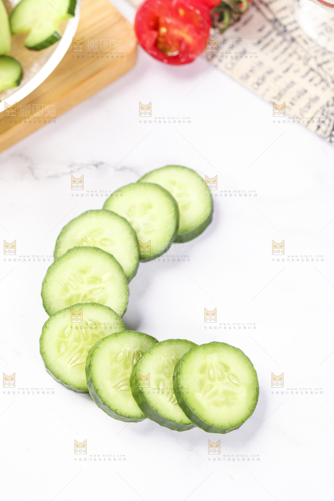 白底上摆放着切片的小青瓜