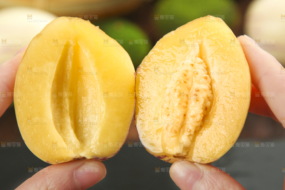 手里拿着人参圆果