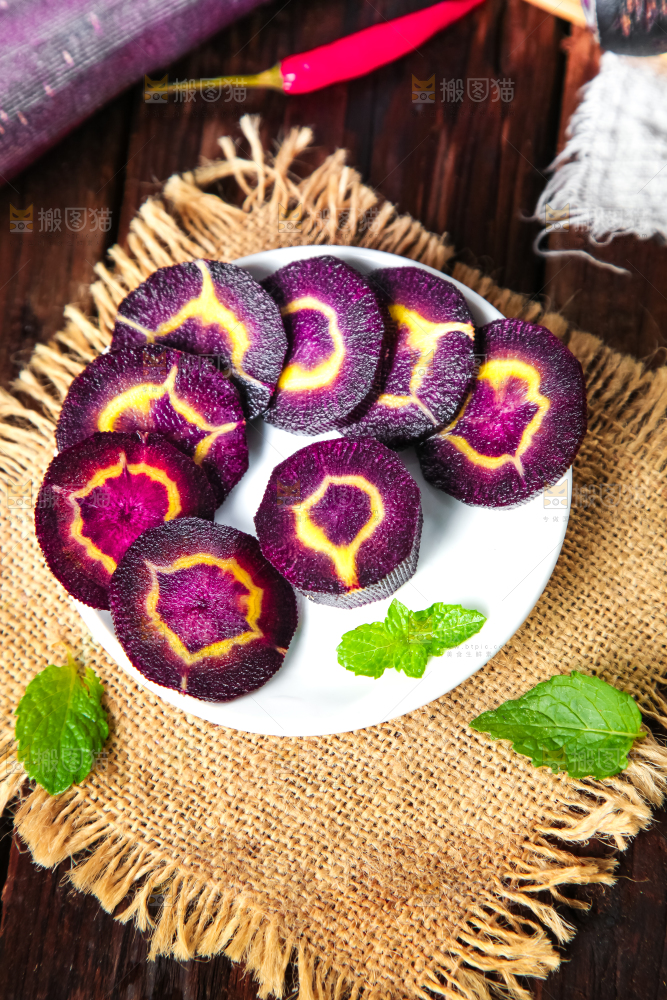 盘子里装着紫玉胡萝卜