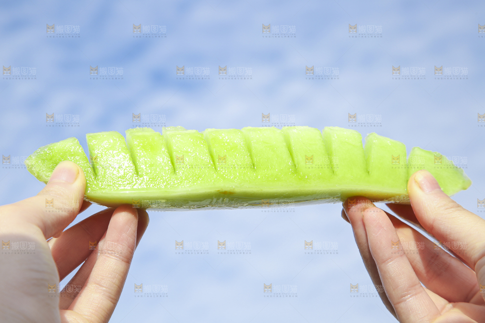 手里拿着玉菇香瓜