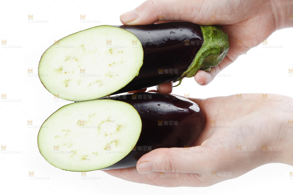 手里拿着茄子