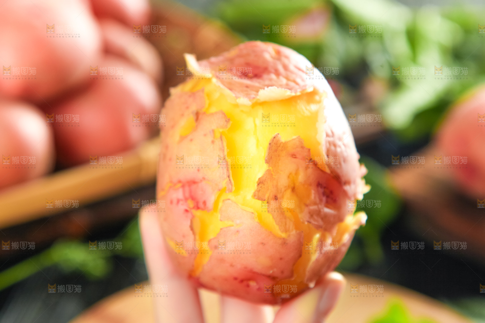 手里拿着土豆