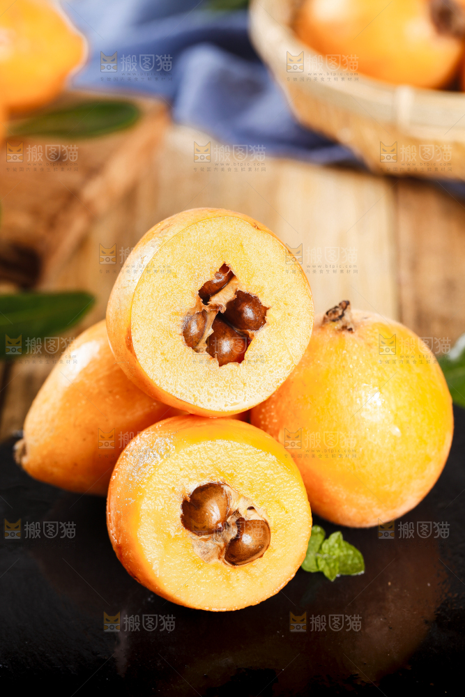 黑底上摆放着云南蒙自枇杷